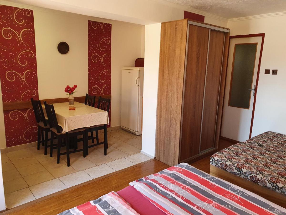 Privat U Jozefa Foeldesa *